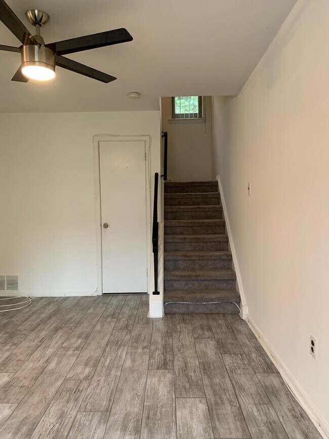 Building Photo - 305 Ripka St