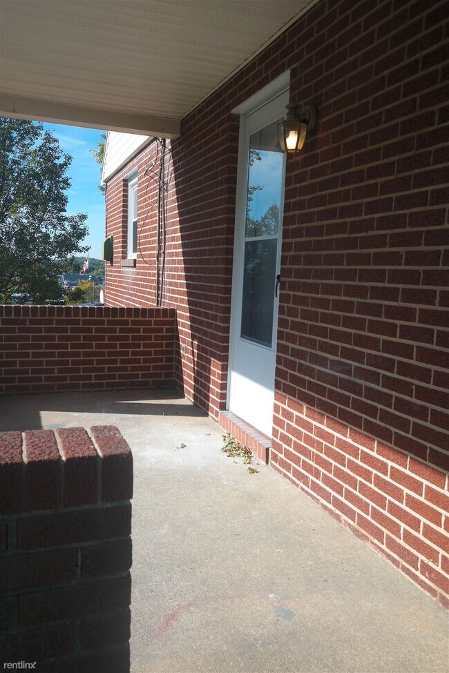 Building Photo - 2 br, 1 bath  - 4213 Ridge Rd # A