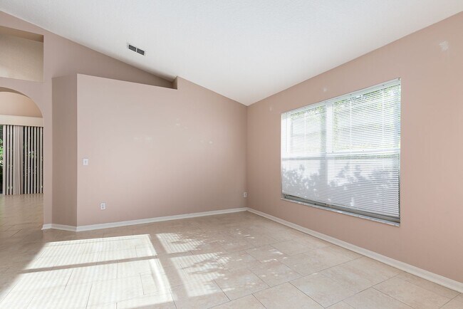 Foto del edificio - HEATHROW 3 BDRM HOME READY NOW!