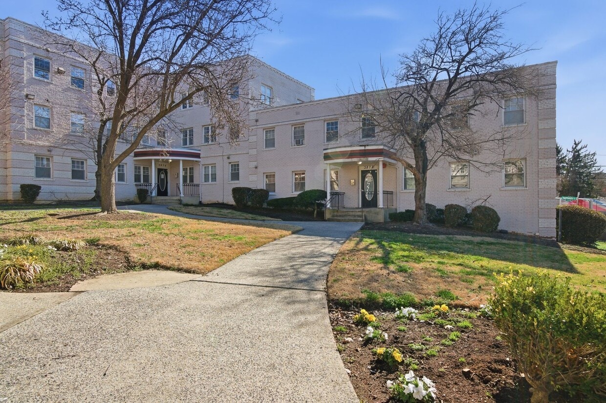 Congress Heights Three Bedroom W/Washer & Dryer In Unit! - Congress Heights Three Bedroom W/Washer & Dryer In Unit!