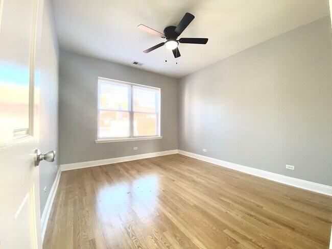 Building Photo - 1010 W Sunnyside Ave