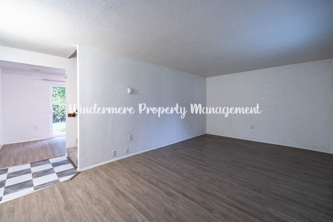 Building Photo - *AVAILABLE NOW!* Conveniently located 2 bed with fenced backyard