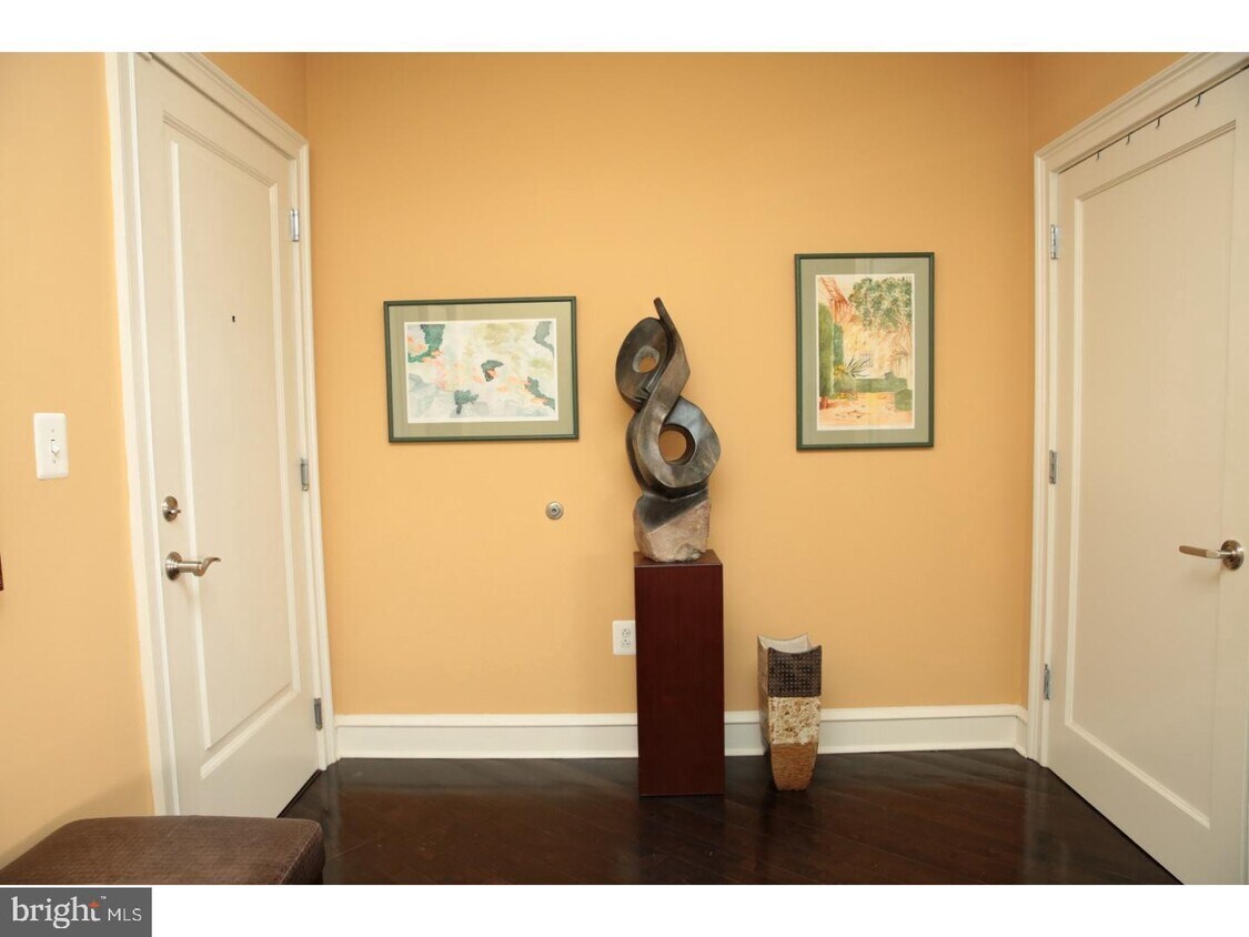 Primary Photo - 201-59 N 8th St