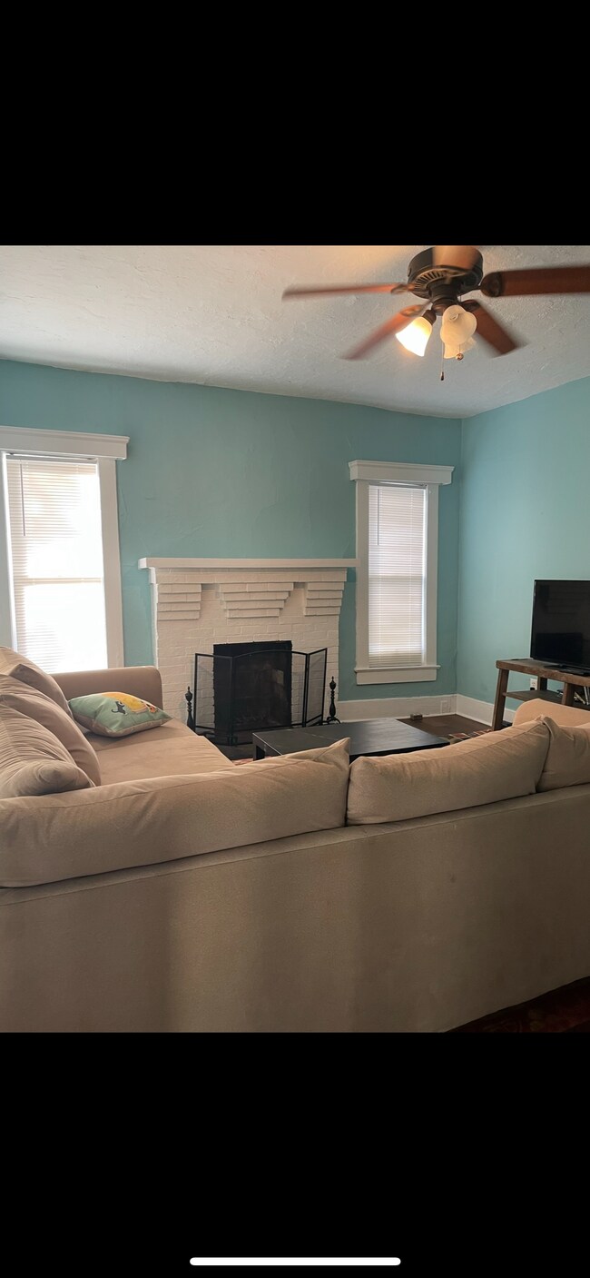 Living space - 2103 W Watrous Ave