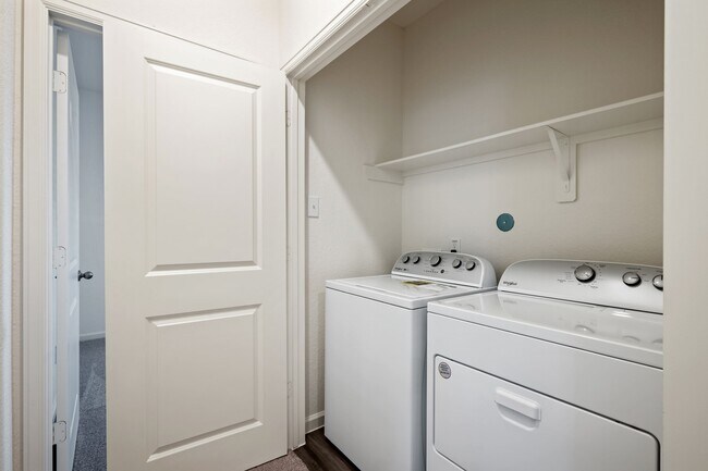 Foto del edificio - 614 Edge Lake Ct