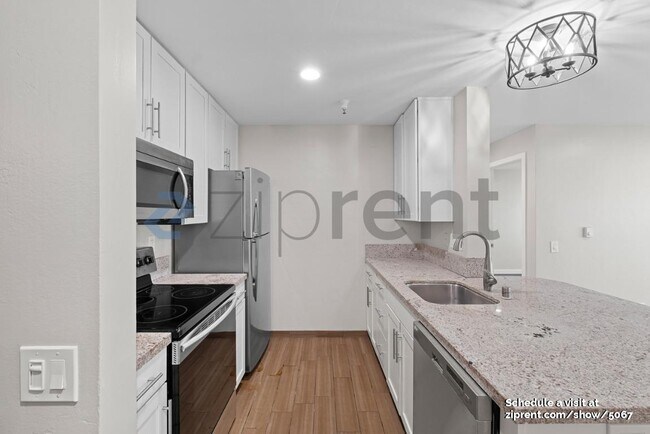 Foto del edificio - 6400 Christie Ave