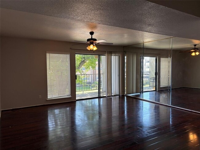 Building Photo - 2822 S Bartell Dr