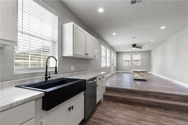 Foto del edificio - 1613 West St