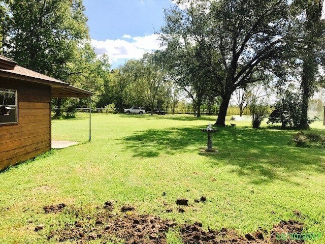 Foto del edificio - BIG 1 ACRE LOT HOME. HUGE MASTER BEDROOM O...