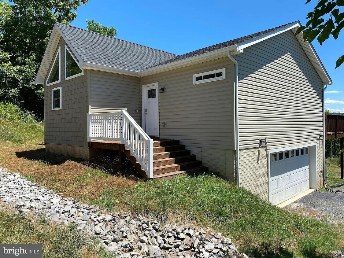 Primary Photo - 205 King David Dr