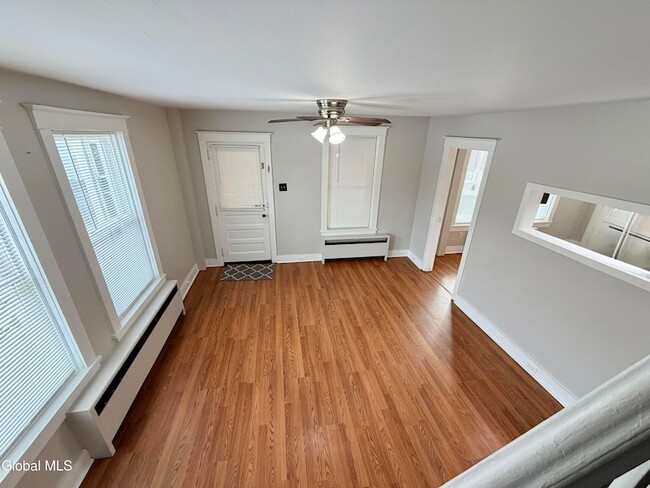 Foto del edificio - 39-41 Roosevelt Road Unit