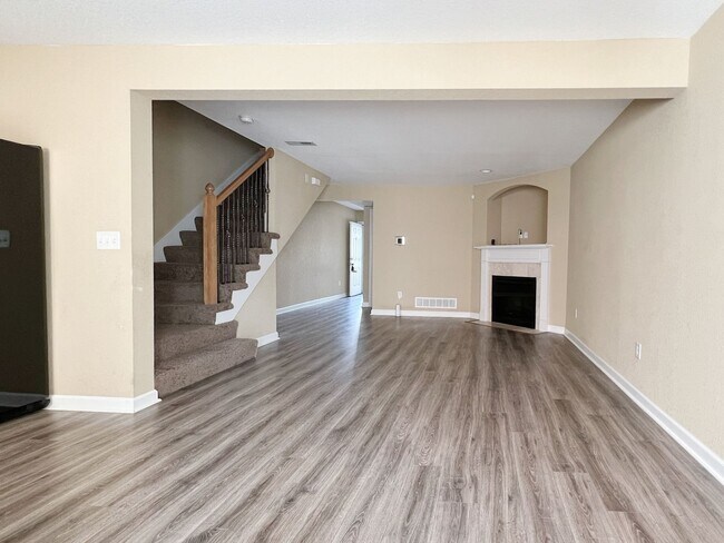 Foto del edificio - SEE IT NOW: Spacious 2-Bedroom Townhome with Modern Finishes and Garage!