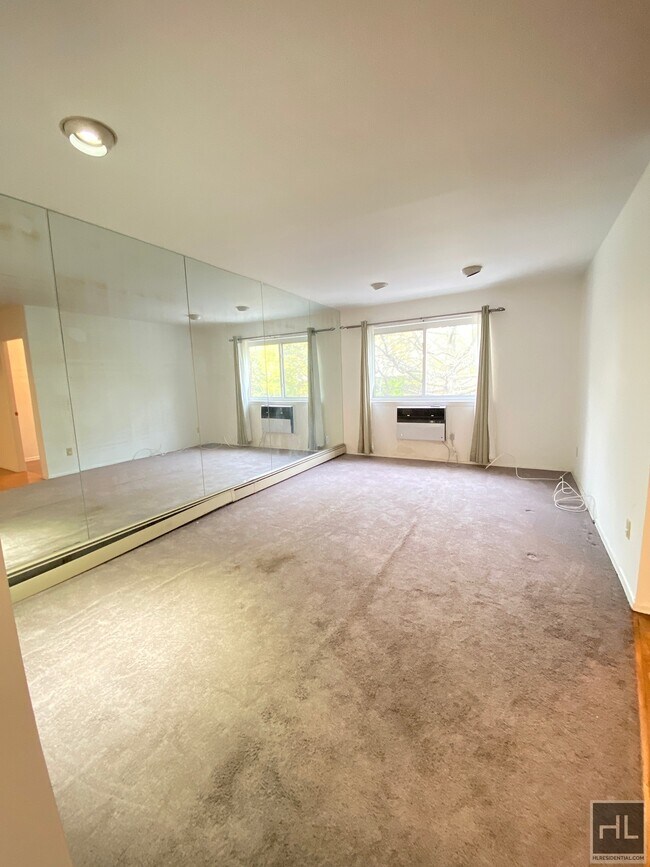 Foto del edificio - Over sized 3 br apt only $2750 Upper Ditma...