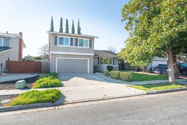 Building Photo - Spacious custom 4 bedroom home with pool and 2 car garage!