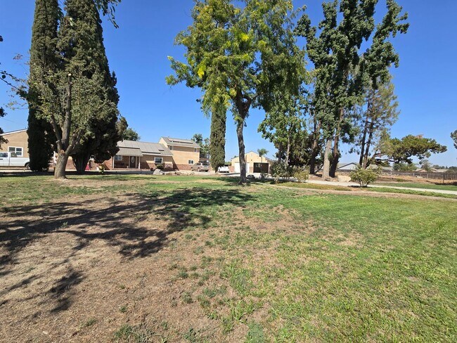Foto del edificio - 5 Bedroom 3 Bath in the Country available now