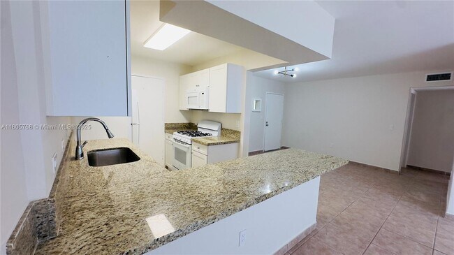 Foto del edificio - 6900 N Kendall Dr