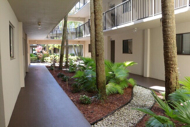 Foto del edificio - 5220 Las Verdes Cir