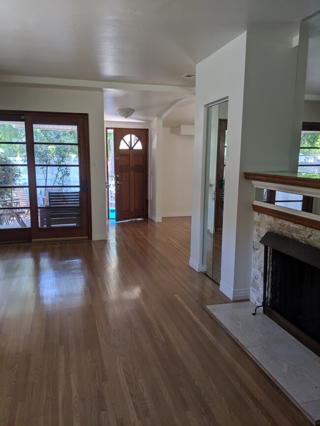 Foto del edificio - 4228 Greenbush Ave