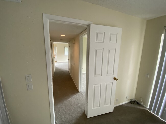 Building Photo - 2704 Stonehaven Ct