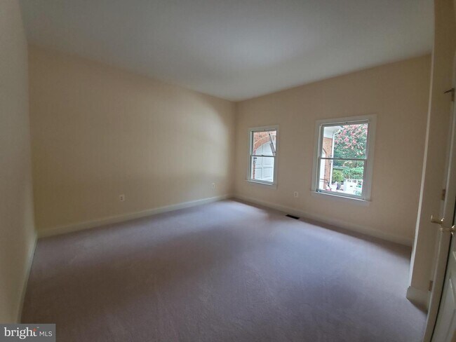 Foto del edificio - 11901 Thomas Ave