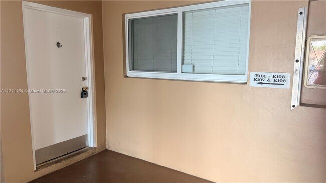 Foto del edificio - 7430 Miami Lakes Dr