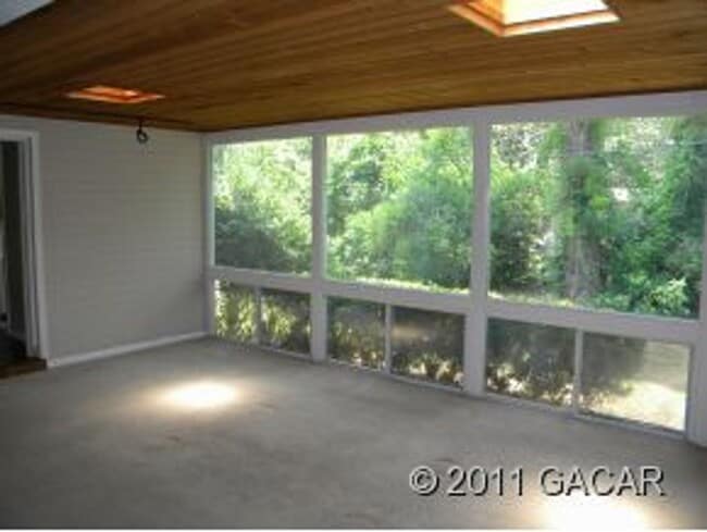 Foto del edificio - Black Acres-Three Bedroom, Two Bath 2068sf 1/2 mile to Law School or the Swamp