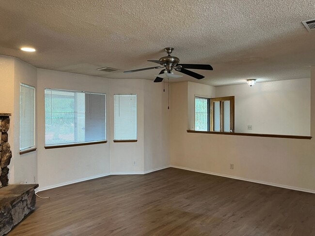 Foto del edificio - 3 bedroom 2 bathroom Home in the City of Victorville!