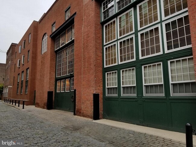 Building Photo - 130 N Bread St