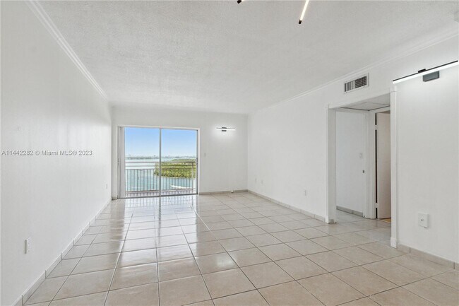 Building Photo - 400 Kings Point Dr
