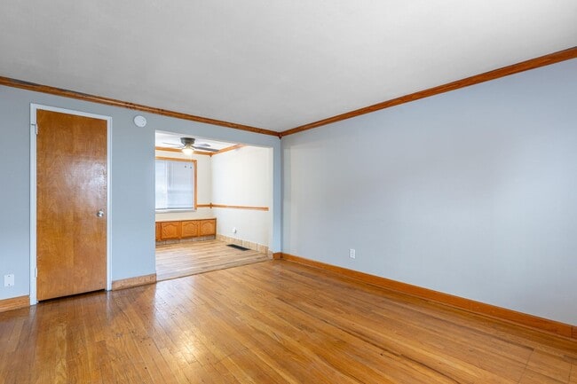 Foto del edificio - ???Move in Special: No Rent until January!!??? - 2BR/1BA Townhome with Attached Garage and W/D Ho...