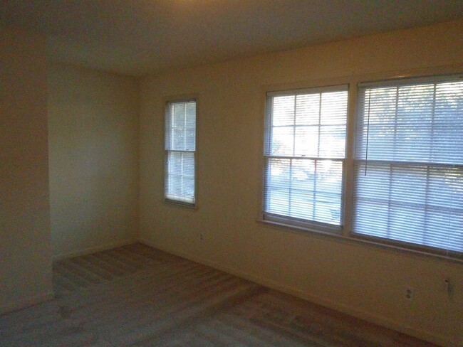Building Photo - 1256 Sweet Pine Dr