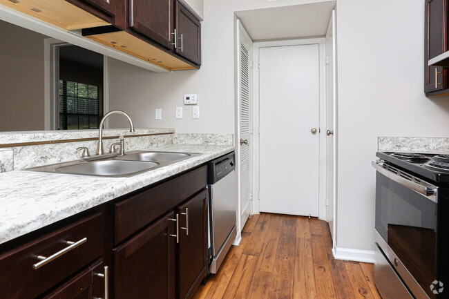 1BR, 1BA - 460 SF - The Magnolia - Kitchen - River Oak Apartments