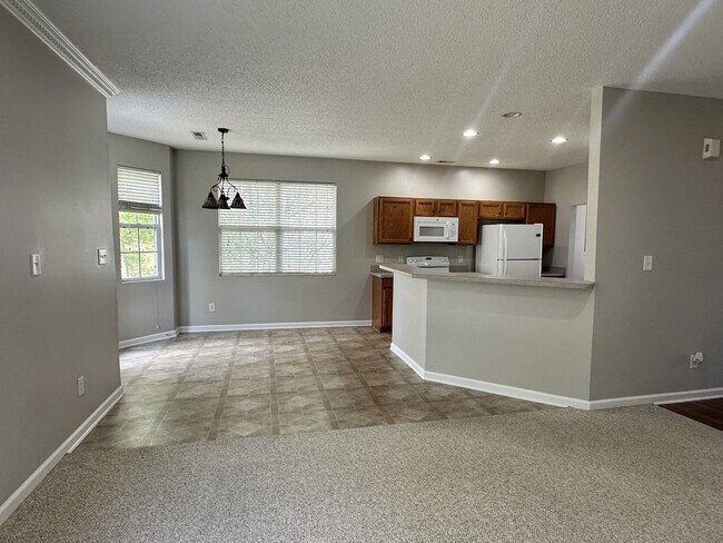 Foto del edificio - 8017 Hill-N-Dale Dr