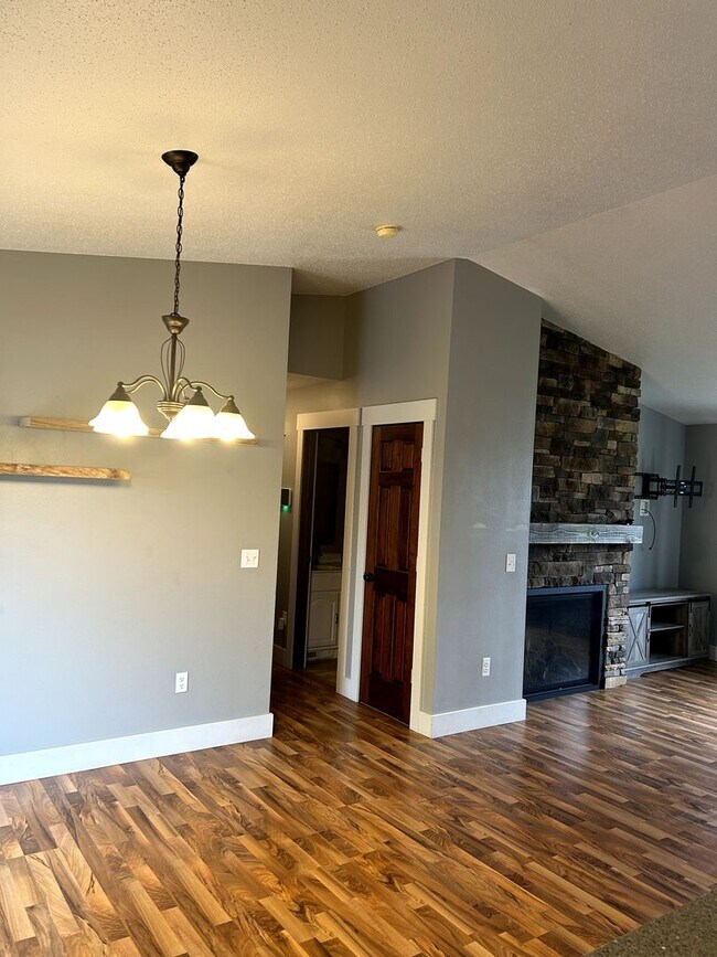 Building Photo - Beautiful & Spacious Home!!