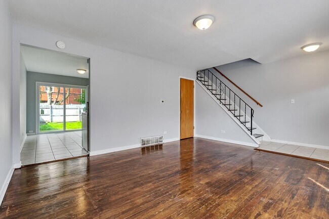 Foto del edificio - 843 McHenry Rd