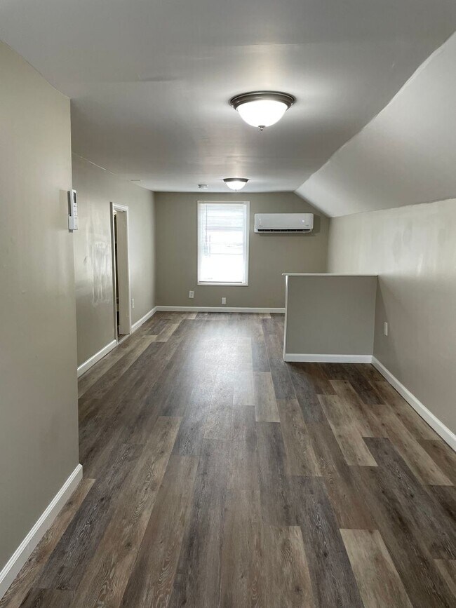 Foto del edificio - 218 E 7th St