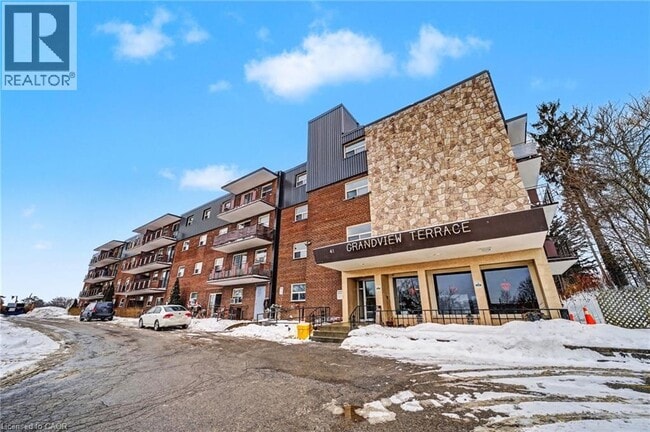 Building Photo - 41 Sutherland St W