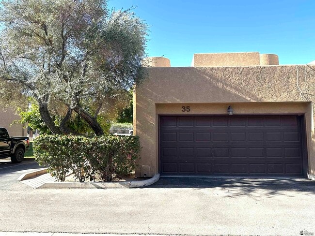 Building Photo - 800 E Country Club Dr