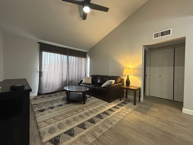 Foto del edificio - 1942 S Emerson
