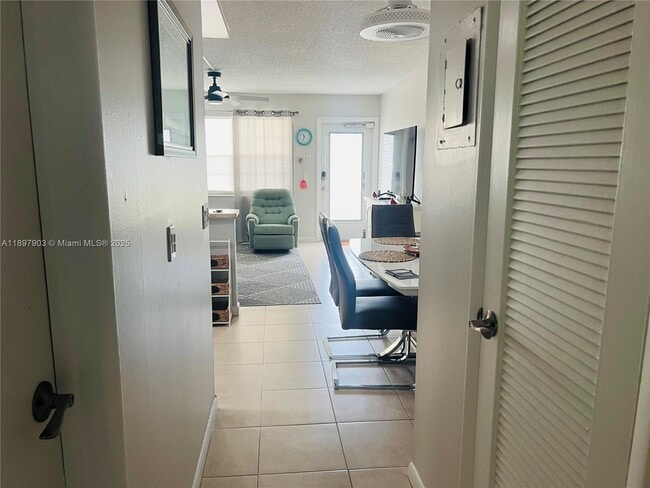 Building Photo - 2 Windsor A