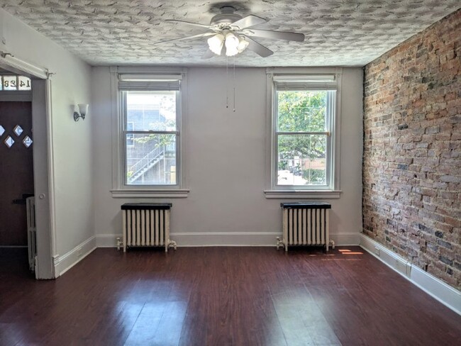 Building Photo - 1428 C St NE