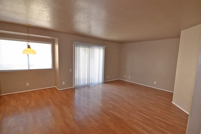 Foto del edificio - 5565 N Cypress Dr