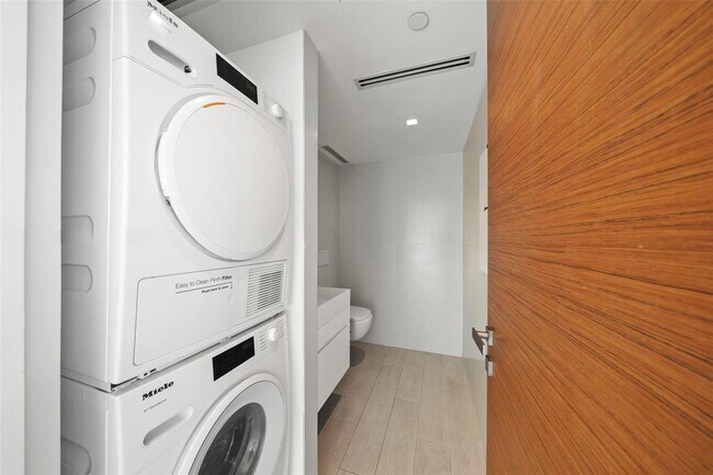 Foto del edificio - 1331 Brickell Bay Dr