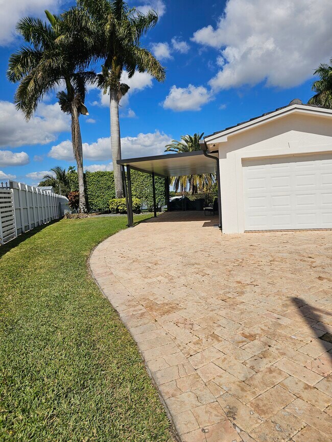 Entrada lateral, cochera de aluminio con iluminación. - 17451 NW 52nd Pl