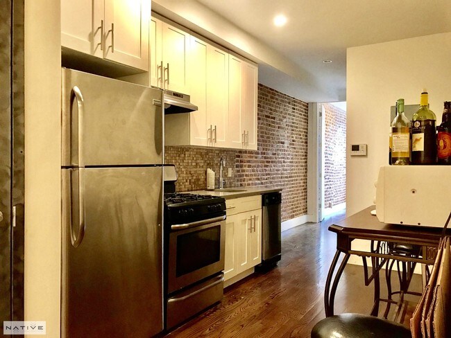 Building Photo - 558 Kosciuszko St