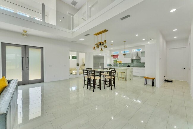 Building Photo - Luxurious, Contemporary Home in The Estate...