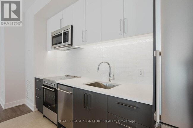 Photo du bâtiment - 2525-2525 Bathurst St