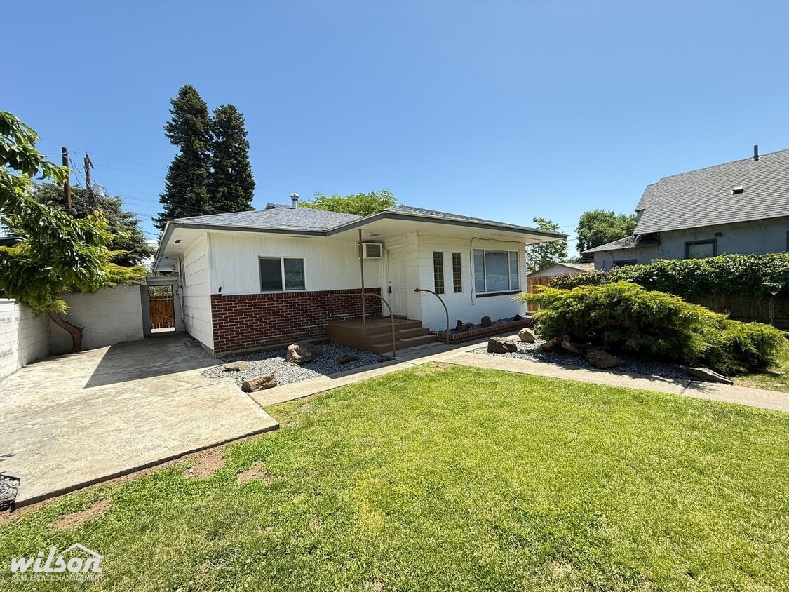 Primary Photo - Spacious 3-Bedroom - 2-Bath Home with Bonu...