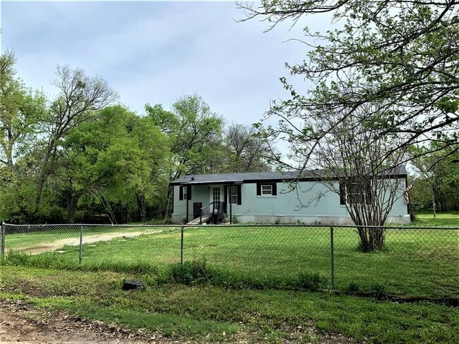 Building Photo - Great Country Living Near the City
