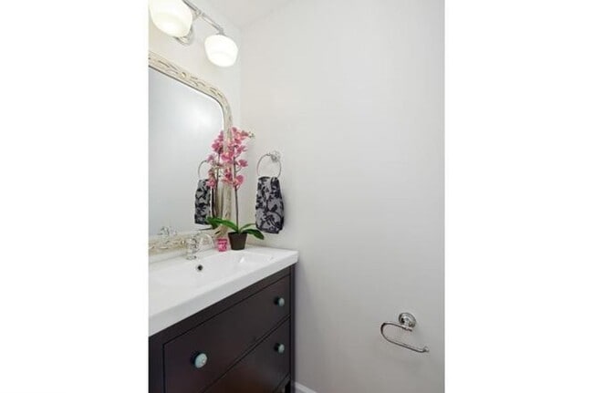 Building Photo - Summertime Move-in - Beautiful 2-bedroom Townhouse w/ Yard/Roofdeck in East Passyunk!